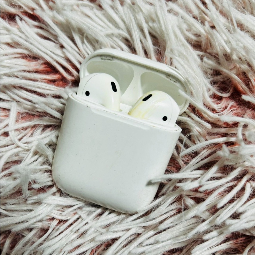 Compact White Wireless Earbuds with Case